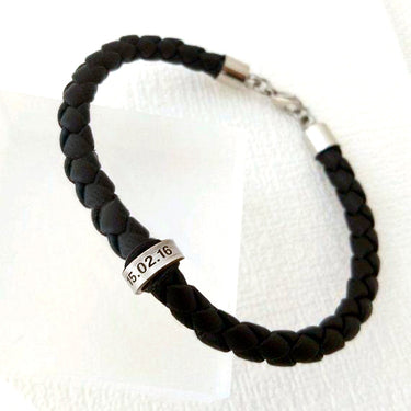 Pulsera sencilla con aros de plata grabado